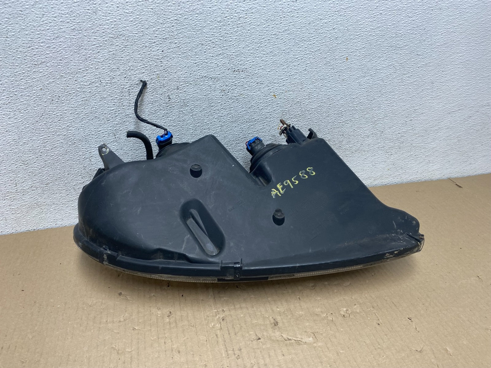 1999 to 2004 Chrysler LHS Left Driver LH Side Halogen Headlight AE9588 DW9