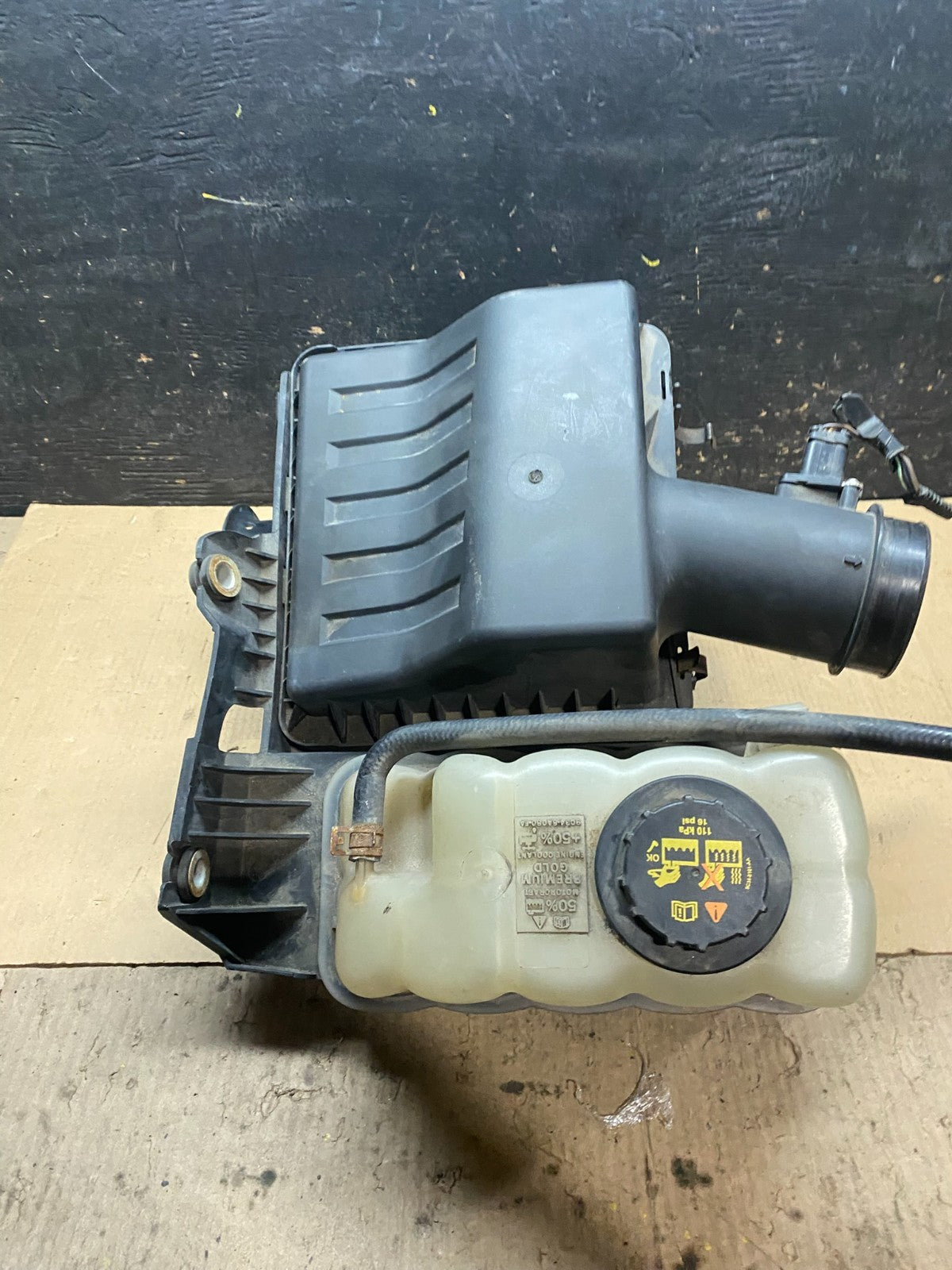 2007 to 2014 Ford Expedition Air Intake Cleaner Box Coolant Bottle x3105 DG3