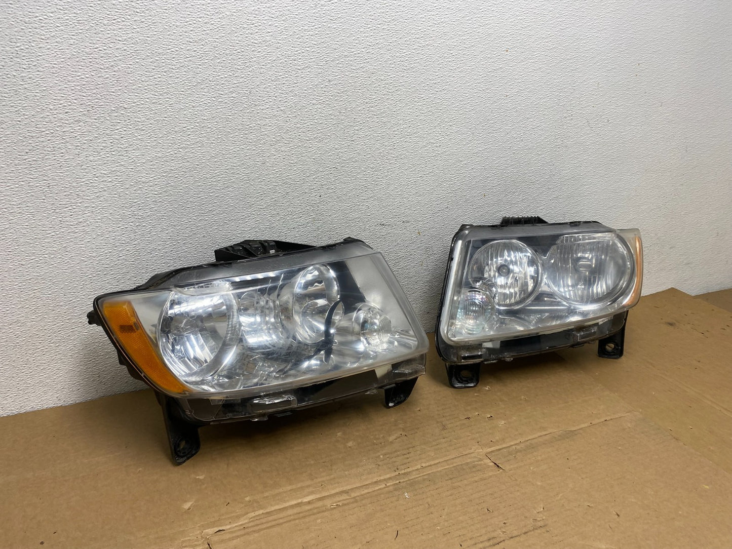 2011-2013 Jeep Grand Cherokee Left+Right Halogen Headlights AD3826 DW2