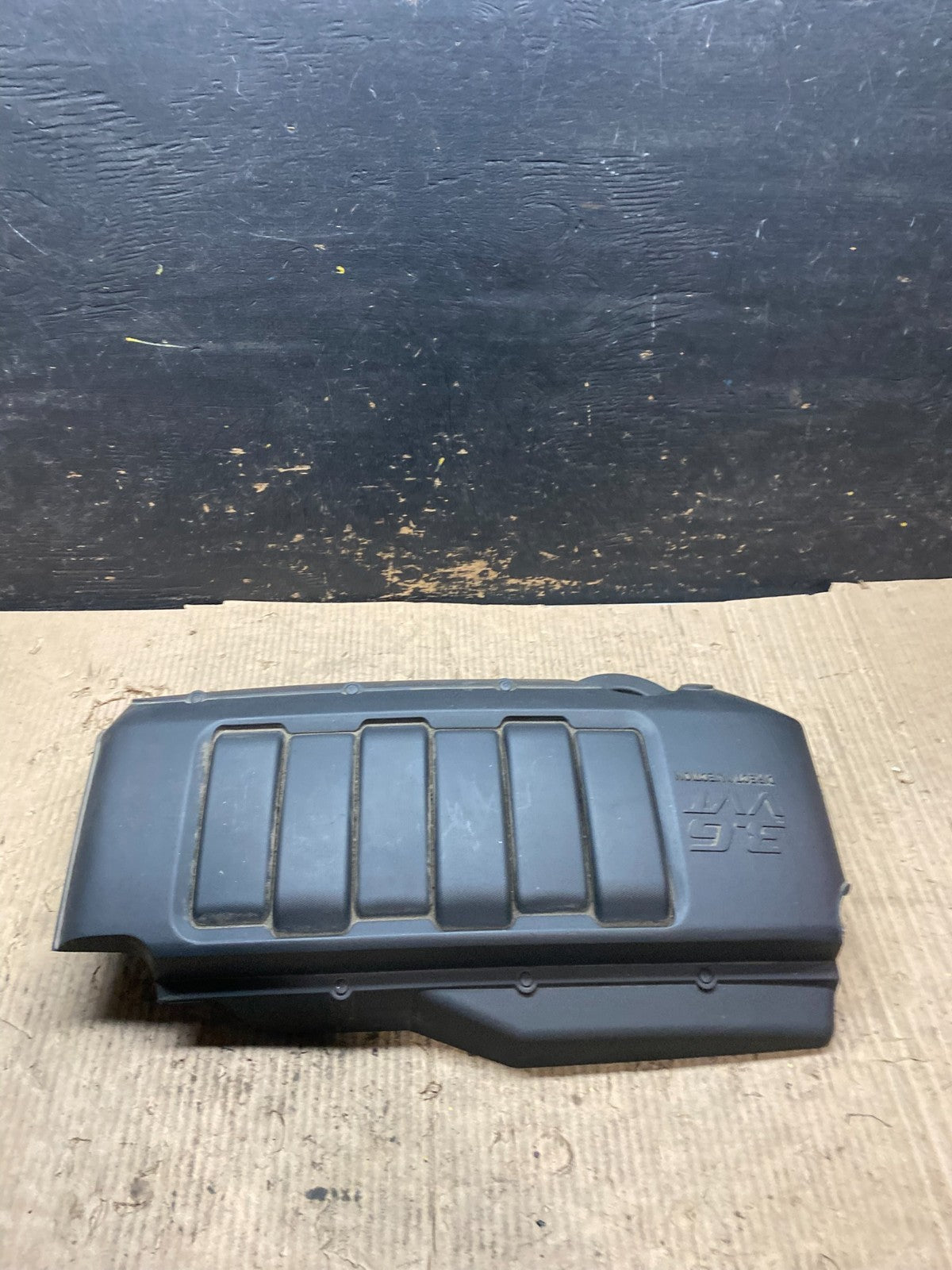 2007 to 2008 GMC Acadia 3.6L VVT Engine Cover Shield OEM v4219 DG1
