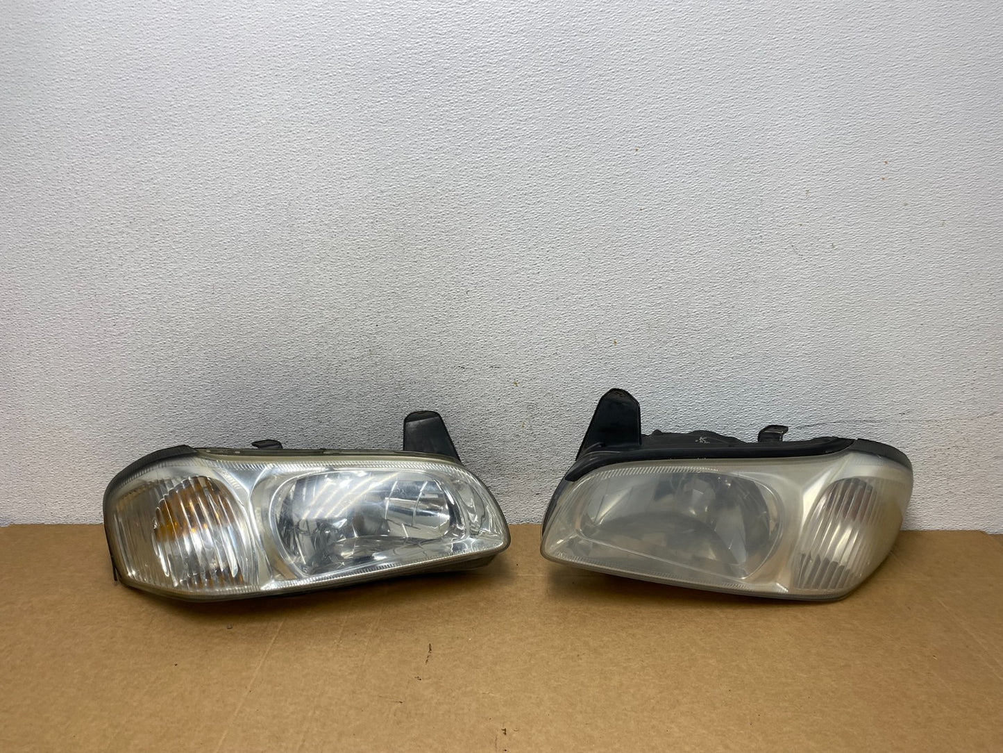 2000 to 2001 Nissan Maxima Left+Right Side Set Halogen Headlights AD5283 DW0