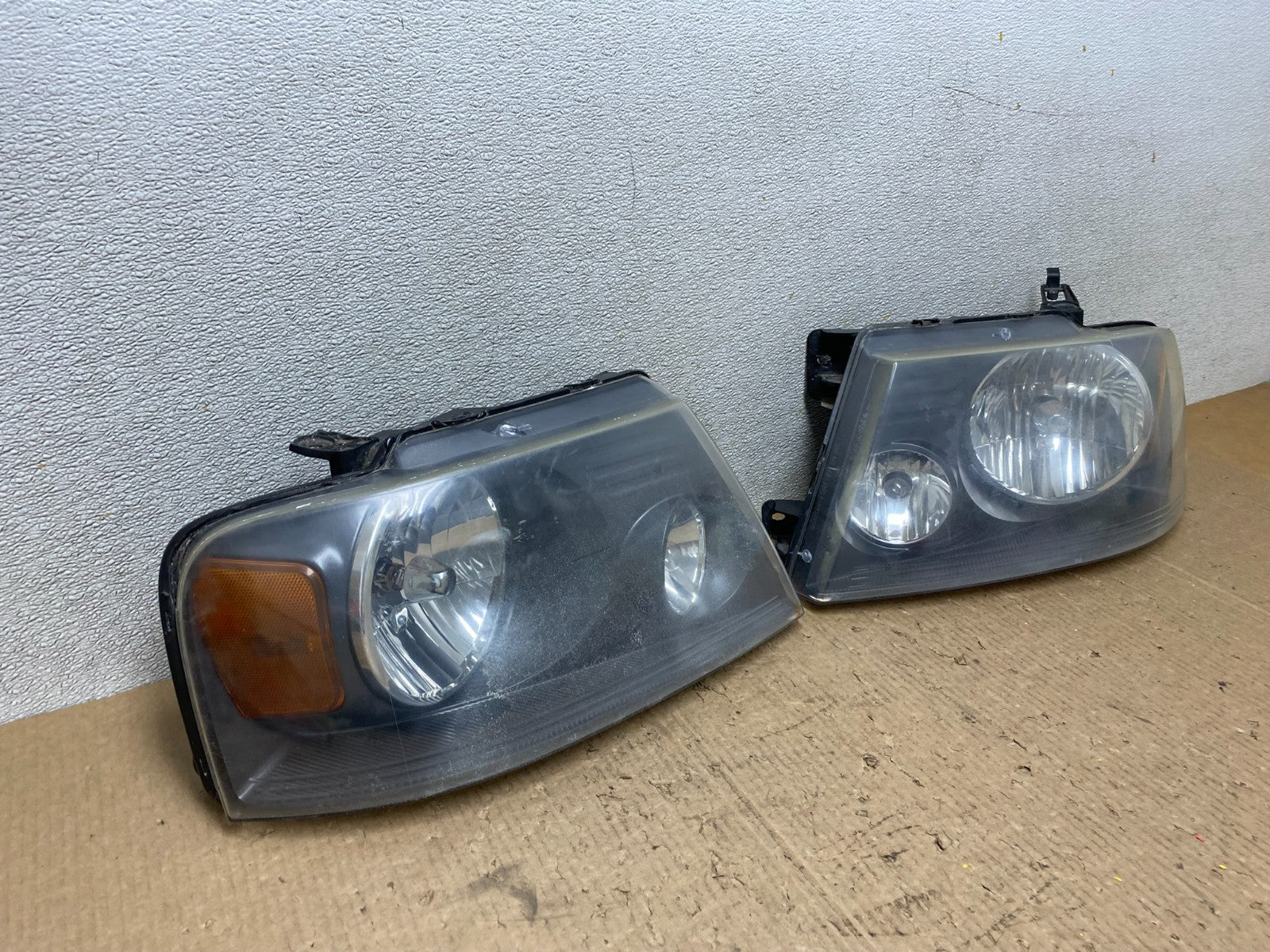 2004 to 2008 Ford F-150 F150 Left+Right Halogen Headlights W5389 DW2