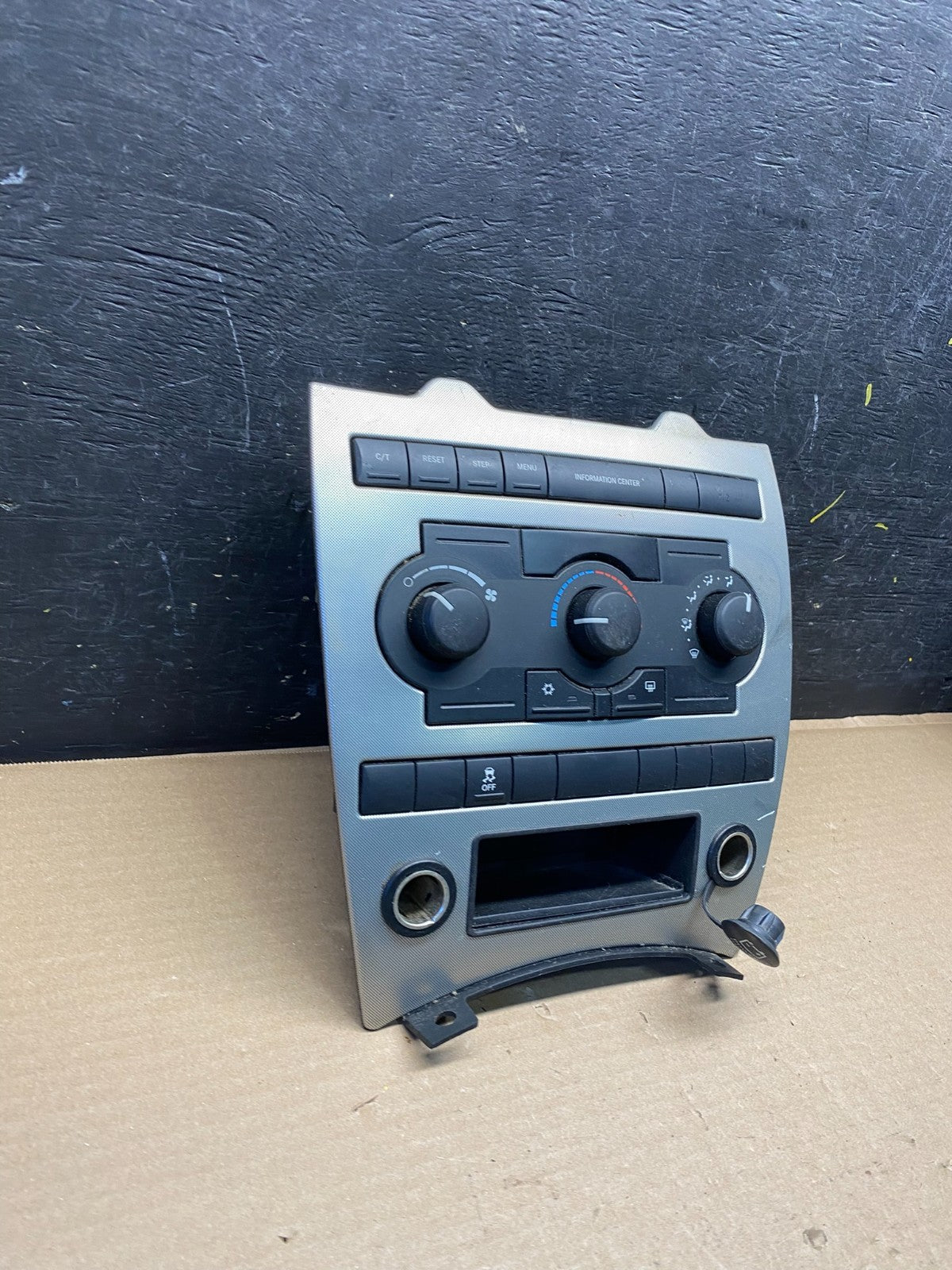 2005 2006 2007 Jeep Commander Grand Cherokee A/C Climate Control Bezel s2724 DG1