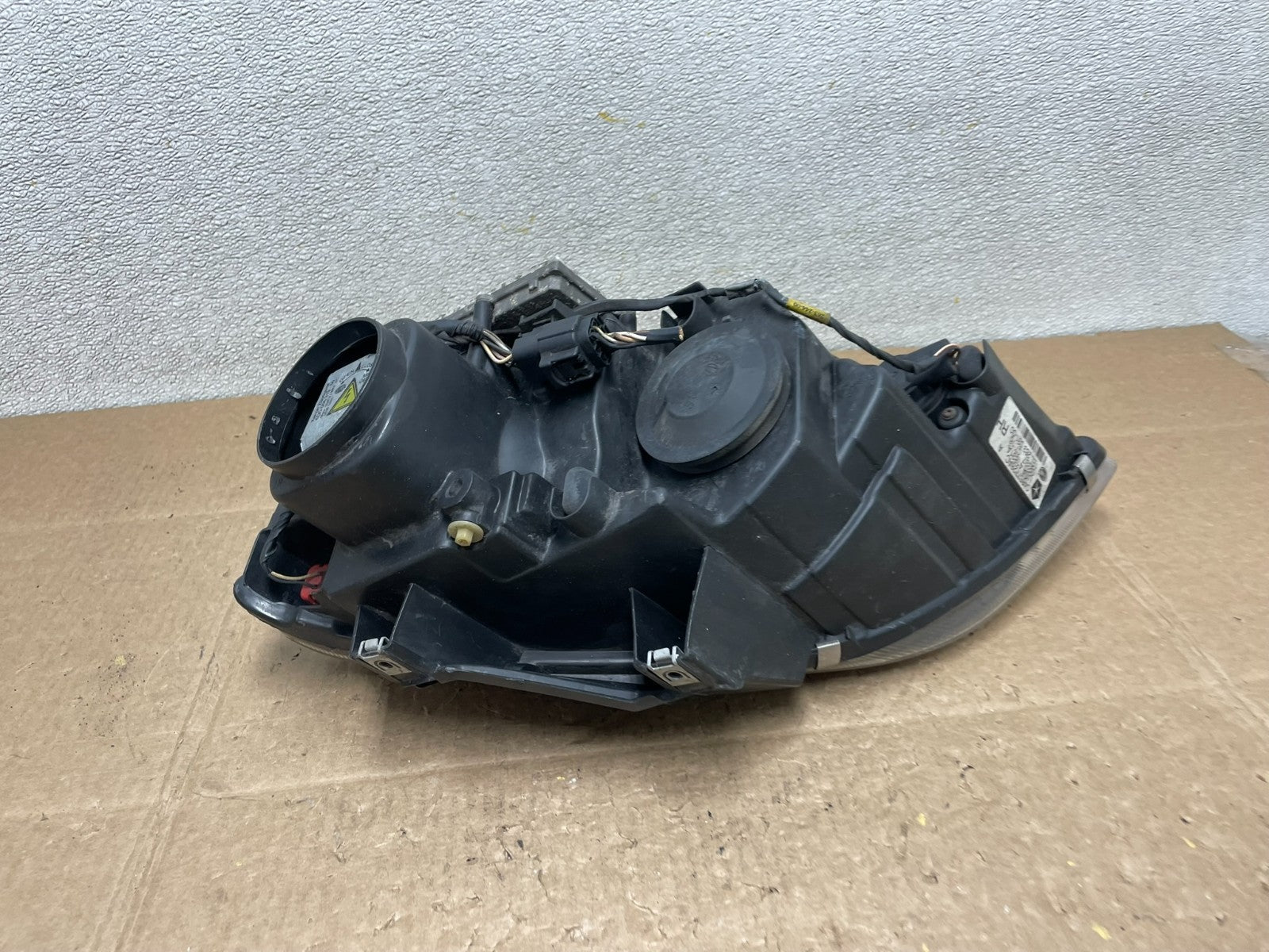2004 to 2006 Chrysler Pacifica Headlight Right Passenger Xenon OEM Y8907 DW9