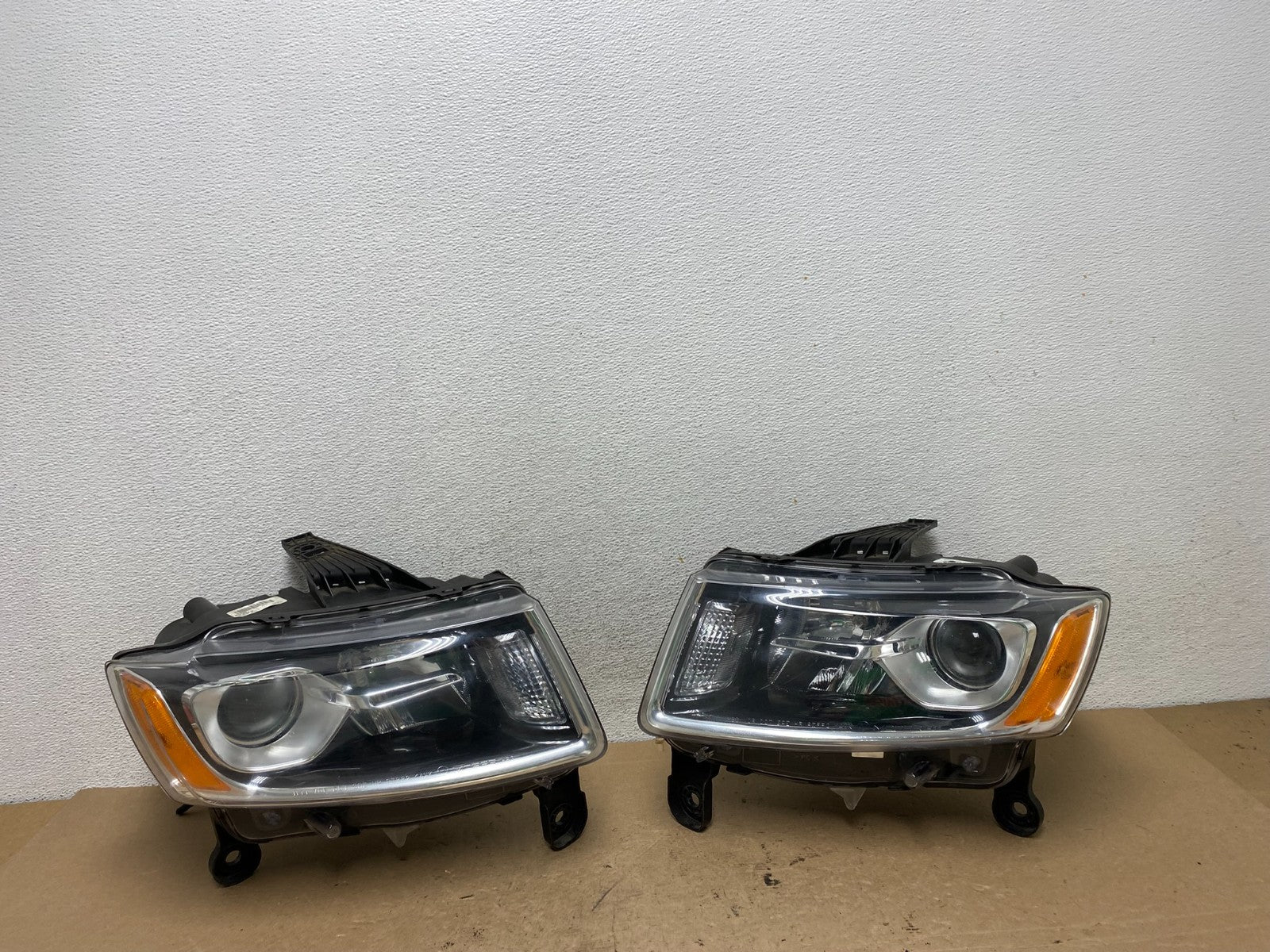 2014 to 2016 Jeep Grand Cherokee Halogen Left+Right Set Side Headlights AF50610