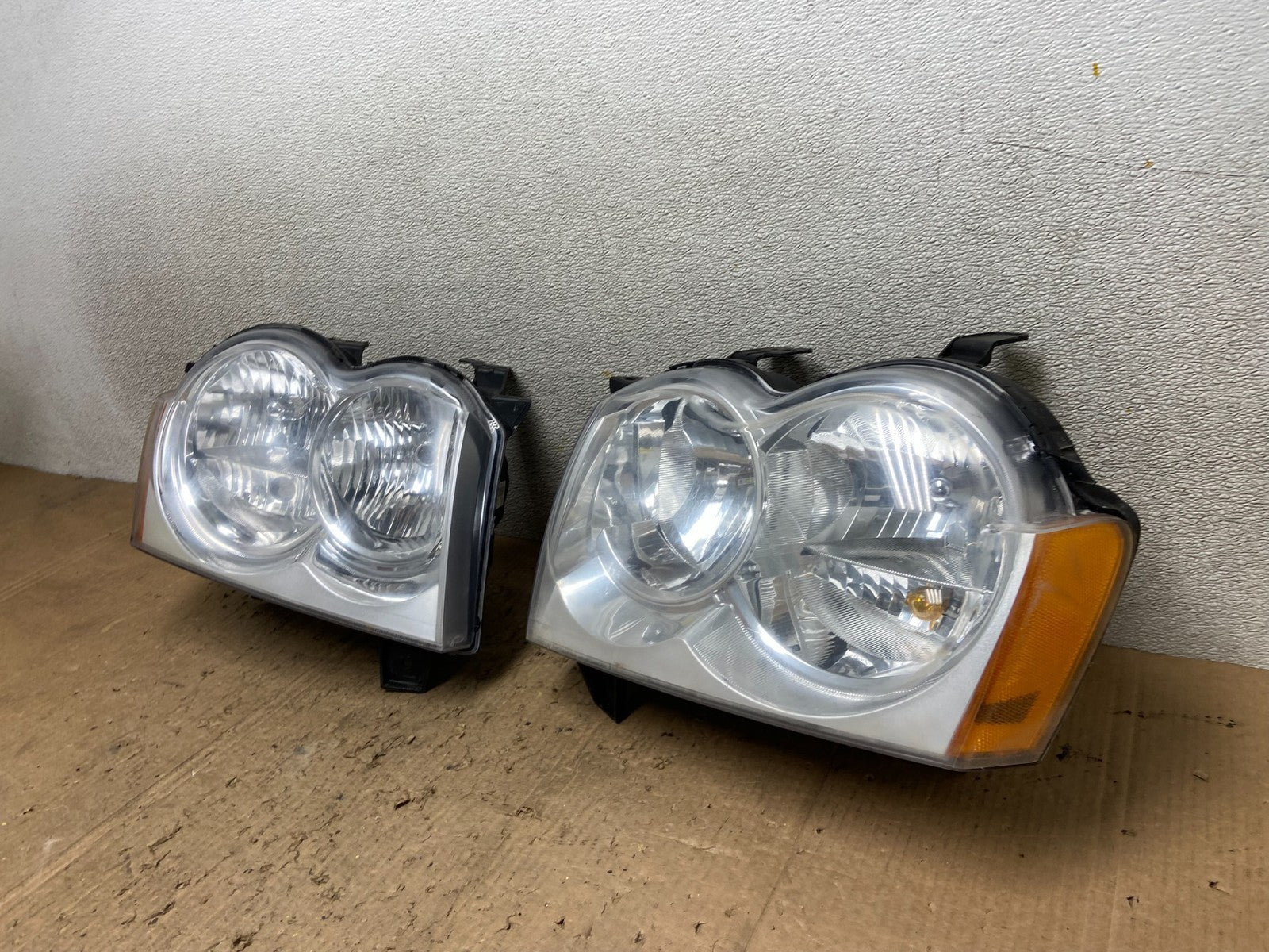 2005-2007 Jeep Grand Cherokee Left+Right Halogen Headlights AA8584 DW1