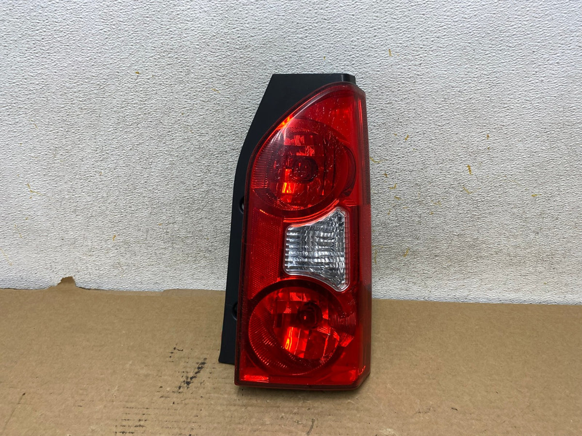 2005 to 2015 Nissan Xterra Right Passenger Rh Side Tail light AH7986 LK0