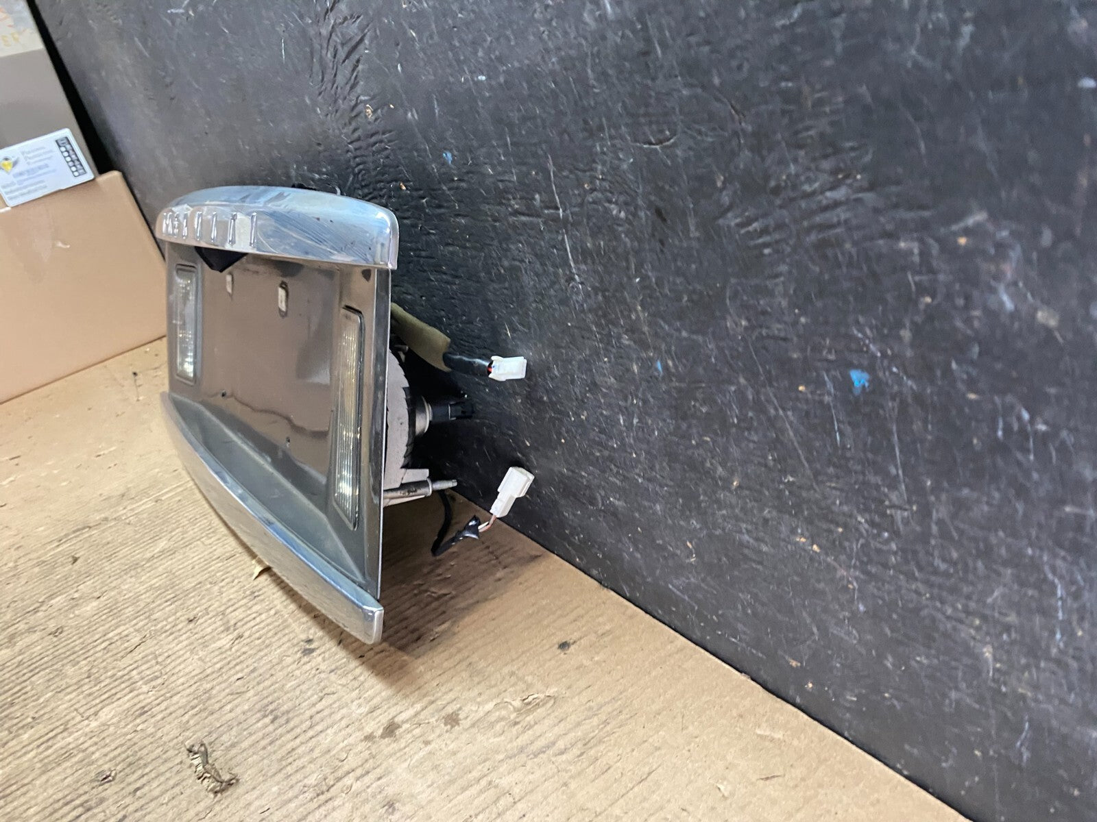 2004 to 2007 Infiniti QX56 License Plate Bracket With Camera N0845 DG1