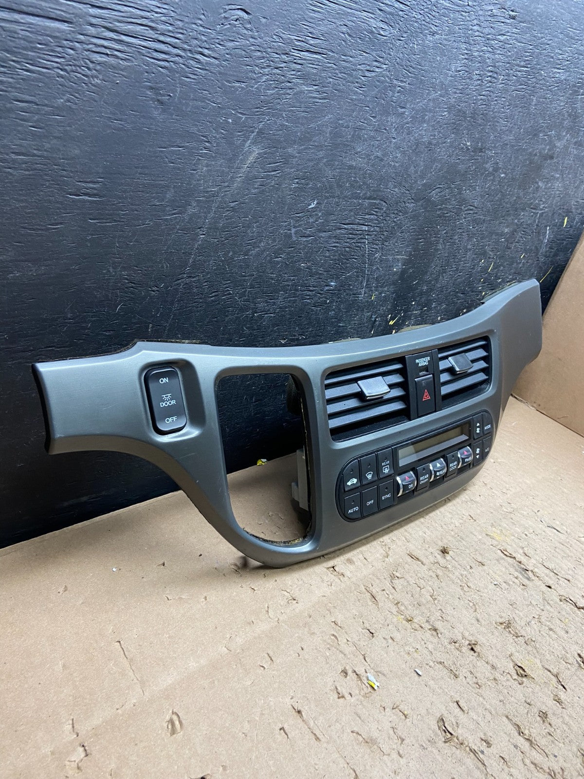 2005 to 2010 Honda Odyssey  Radio Climate Control Dash Trim Bezel T8426 DG1