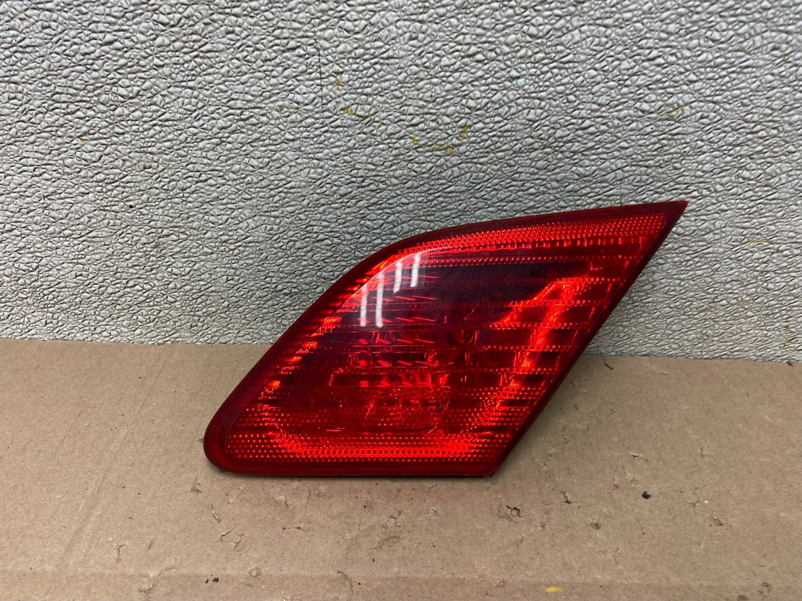 2003 to 2004 Toyota Avalon Right Passenger RH Inner Tail Light OEM AA0263 DW0