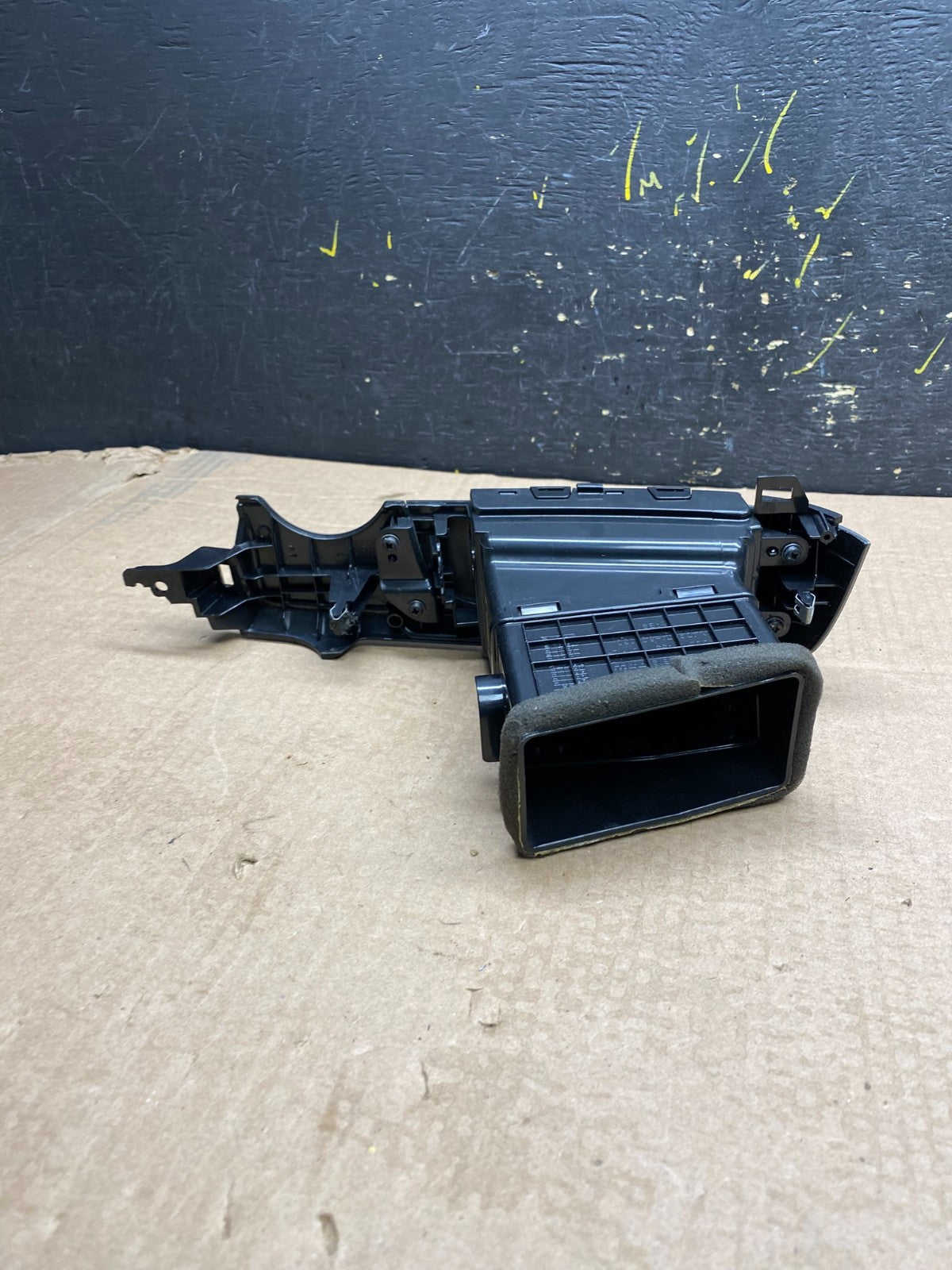 2006 - 2012 Kia Sedona Entourage Left Driver Center Air Vent y9903 DG3