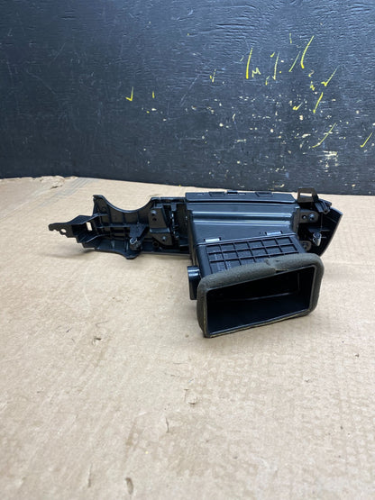 2006 - 2012 Kia Sedona Entourage Left Driver Center Air Vent y9903 DG3