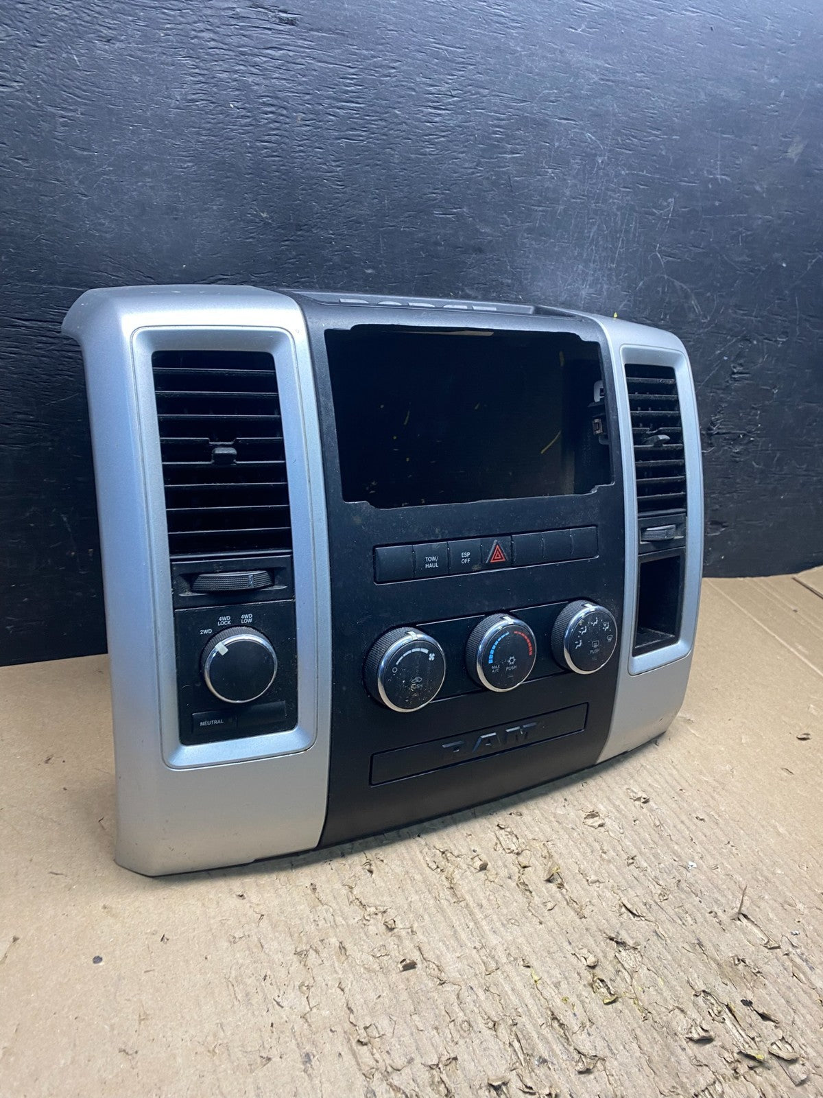 2009 to 2010 Dodge Ram 1500 Center Dash Radio Screen Climate Panel T1837 DG2