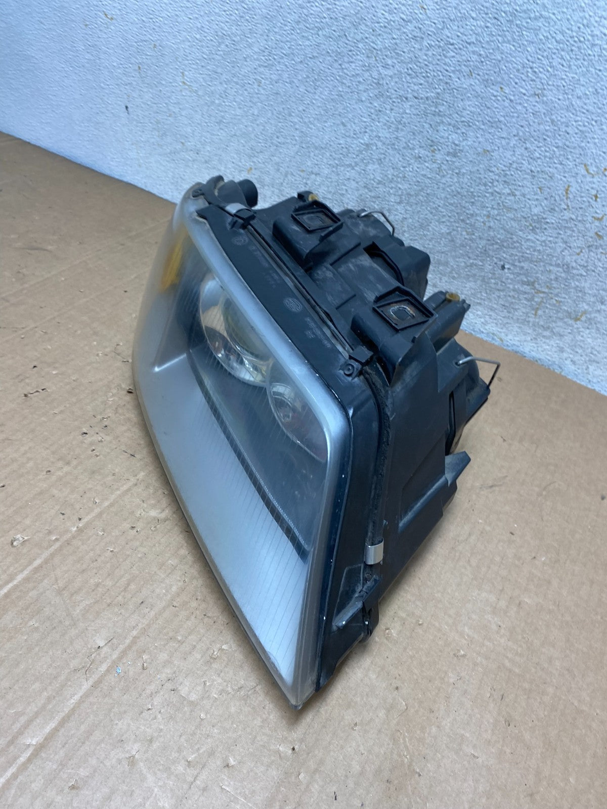 2002 to 2004 Audi A6 Right Passenger RH Side Xenon Headlight AI8811 DW1
