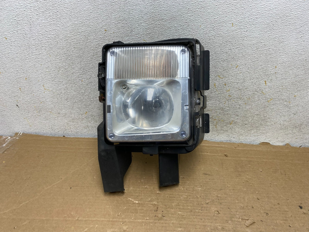 2004 to 2009 Cadillac SRX Left Driver LH Side Front Fog Light AH8893 DW0