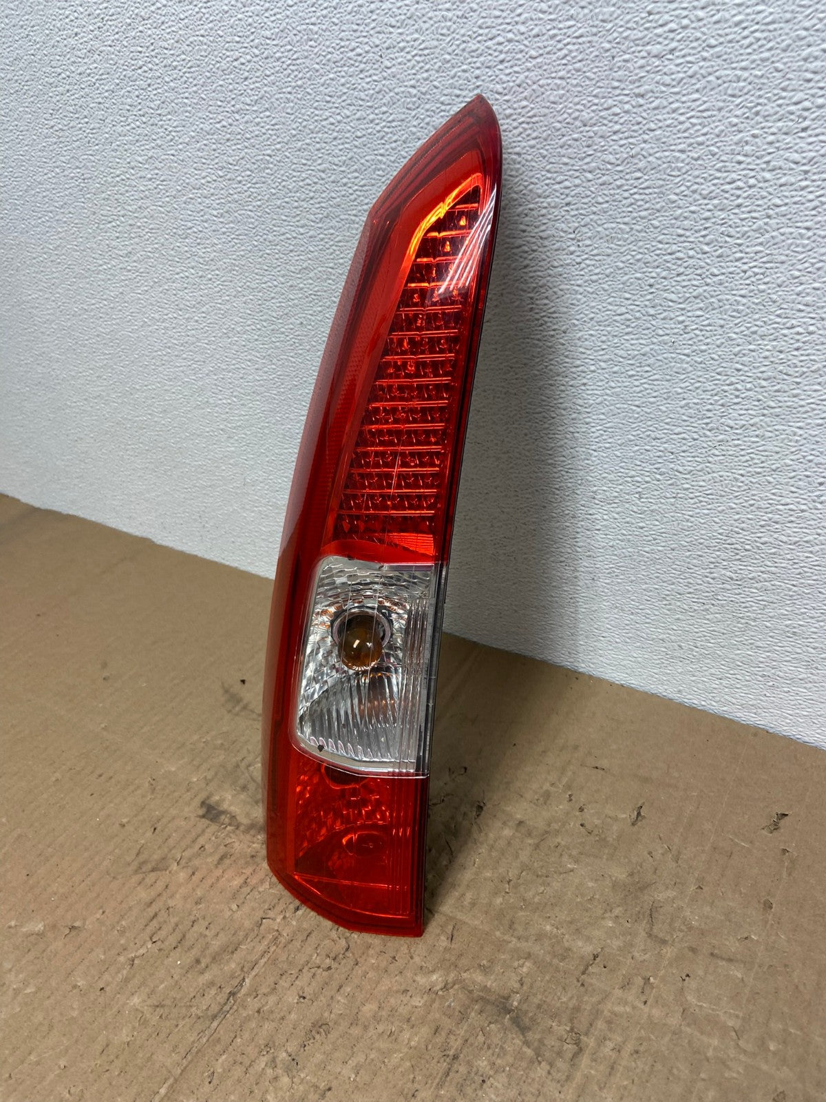 2005 - 2007 Volvo XC70 V70 Left Driver LH Side Tail Light Upper AB8408 LK1