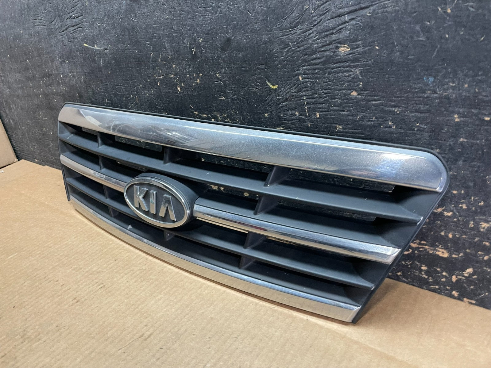 2004 to 2006 Kia Optima Front Grille Grill AA91142