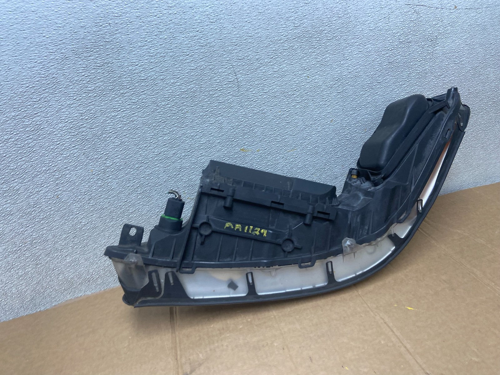 2005 to 2011 Lincoln Town Car Right Passenger Rh Side Headlight OEM AA1129 DW7