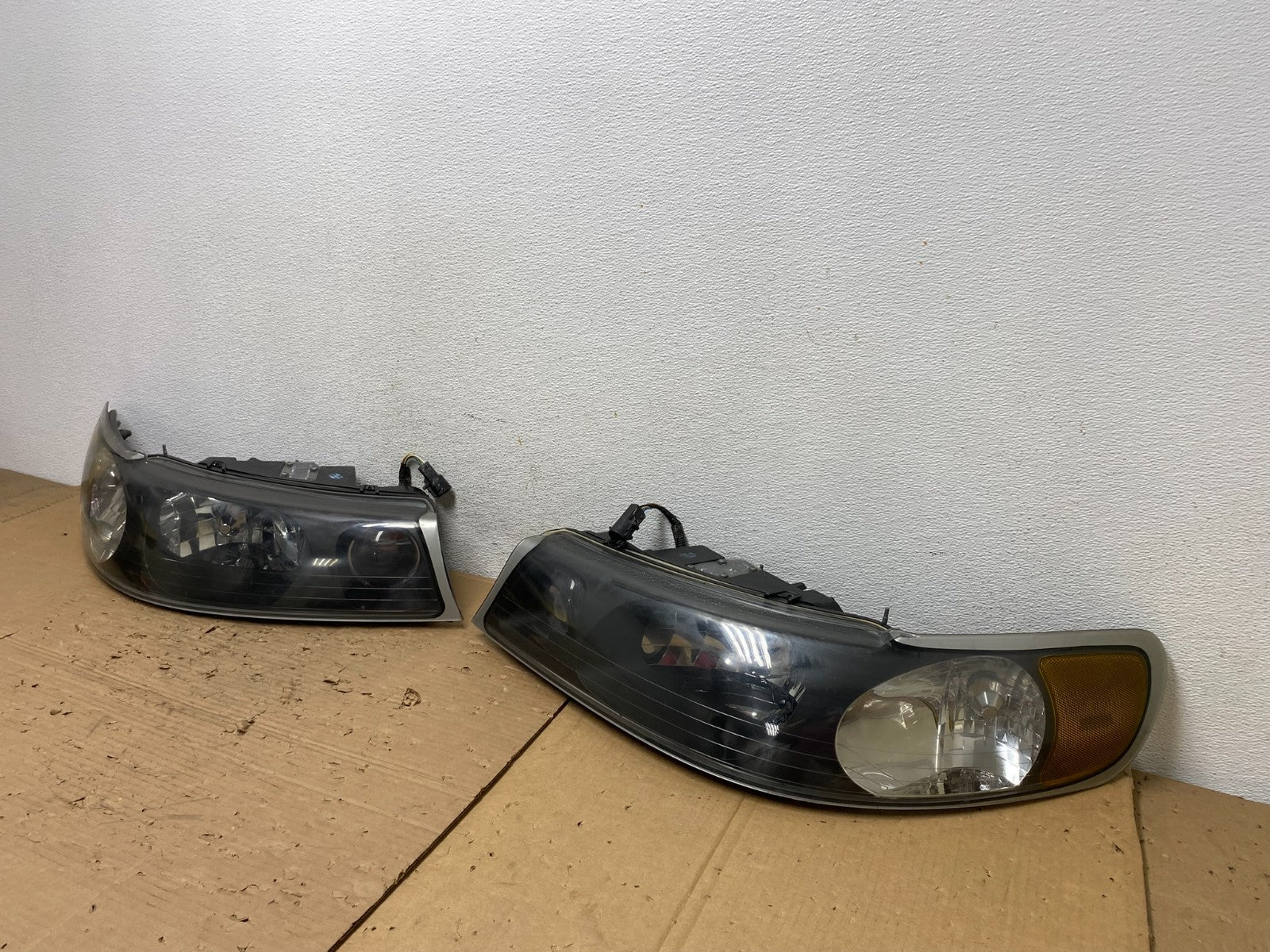 1999-2001 Lincoln & Town Car Left+Right Headlights Halogen AD4383 DW1
