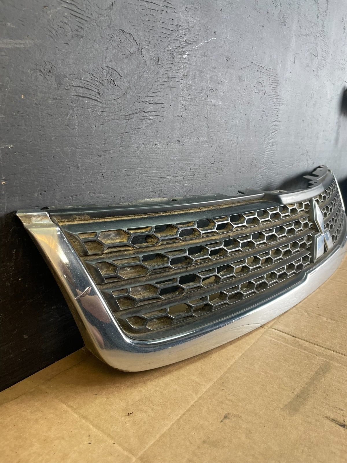 2010 2011 Mitsubishi Endeavor Front Upper Grill Grille AC5100 DG2