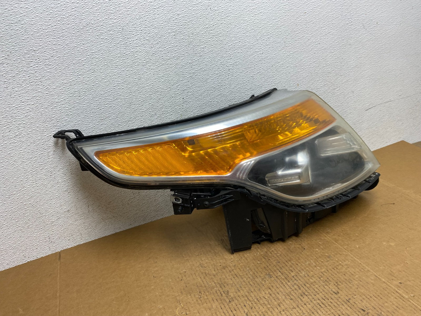 2011 to 2015 Ford Explorer Right Passenger Xenon Headlight AE0455 DW2