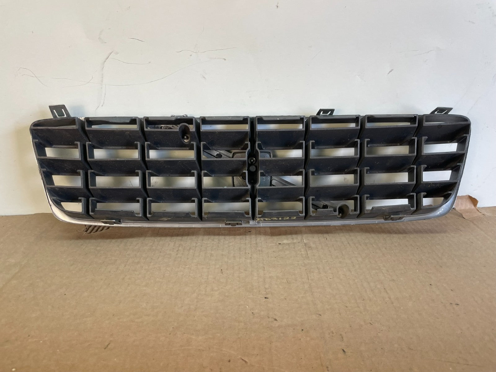 2001 to 2004 Volvo XC70 Front Upper Grill Grille AG3122 DG3