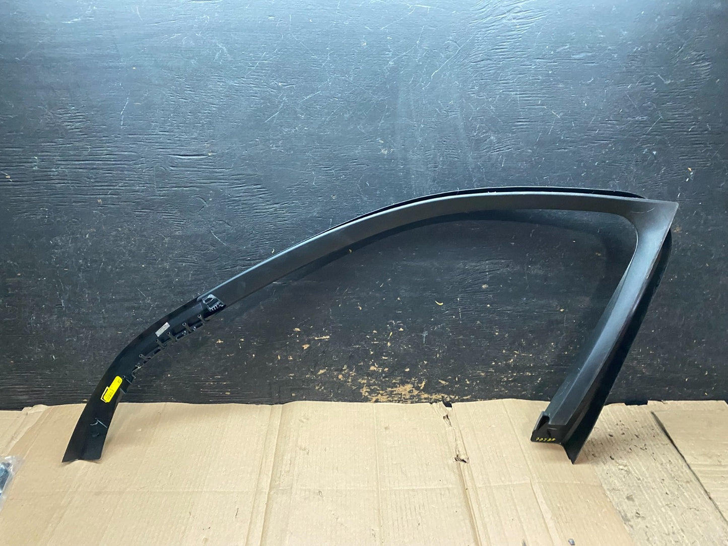2020 to 2023 BMW X6 G06 Left front door glass trim 7455699 W4686 PS4