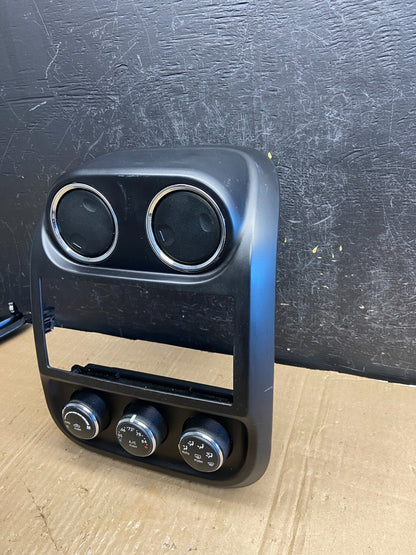 2009-2013 Jeep Patriot Dash Climate Temperature Control Radio Bezel OE ae1947 DG2