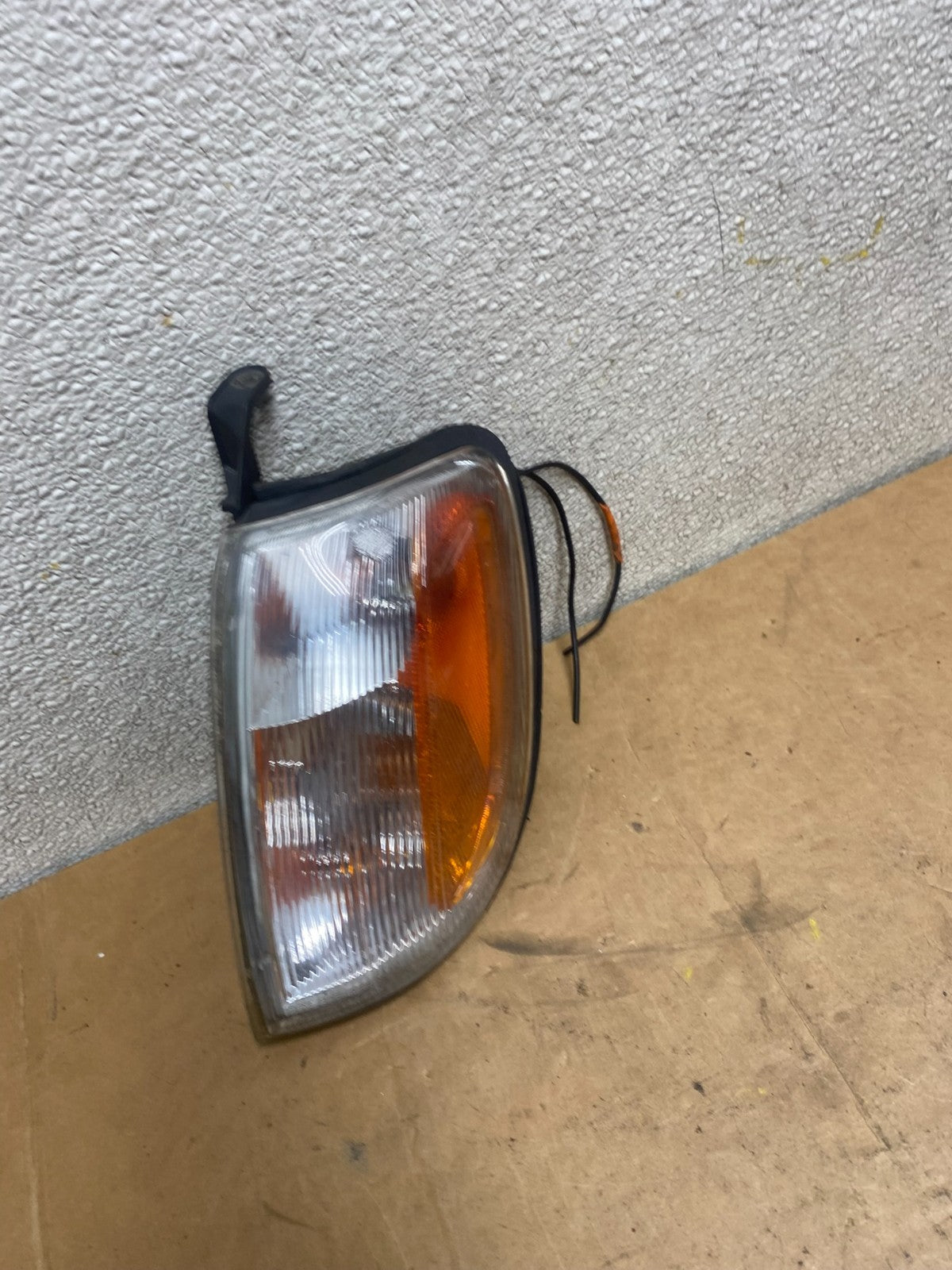 1998 - 2000 Nissan Frontier Front Left Driver Turn Signal Aftermarket X4680 DG2