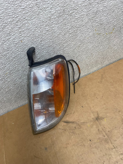 1998 - 2000 Nissan Frontier Front Left Driver Turn Signal Aftermarket X4680 DG2