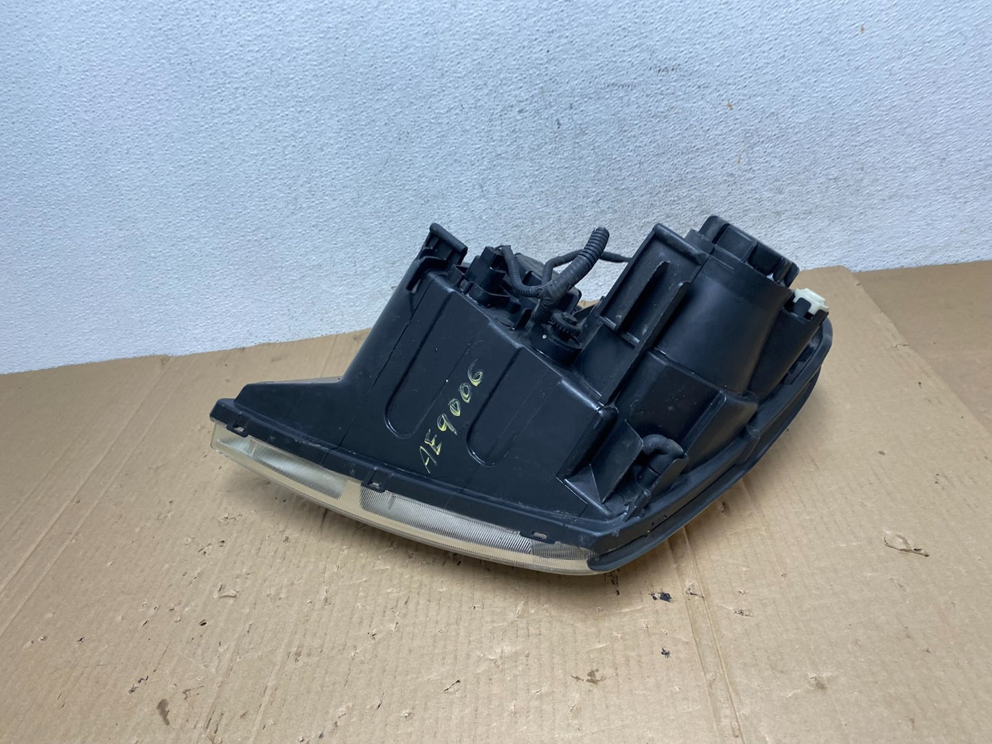 2008-2012 Kia Sedona Right Passenger RH Side Headlight Halogen AE9006 DW8