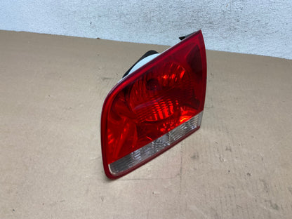 2004-2007 Volkswagen Touareg Right Passenger Rh Side Inner Tail Light AG45712