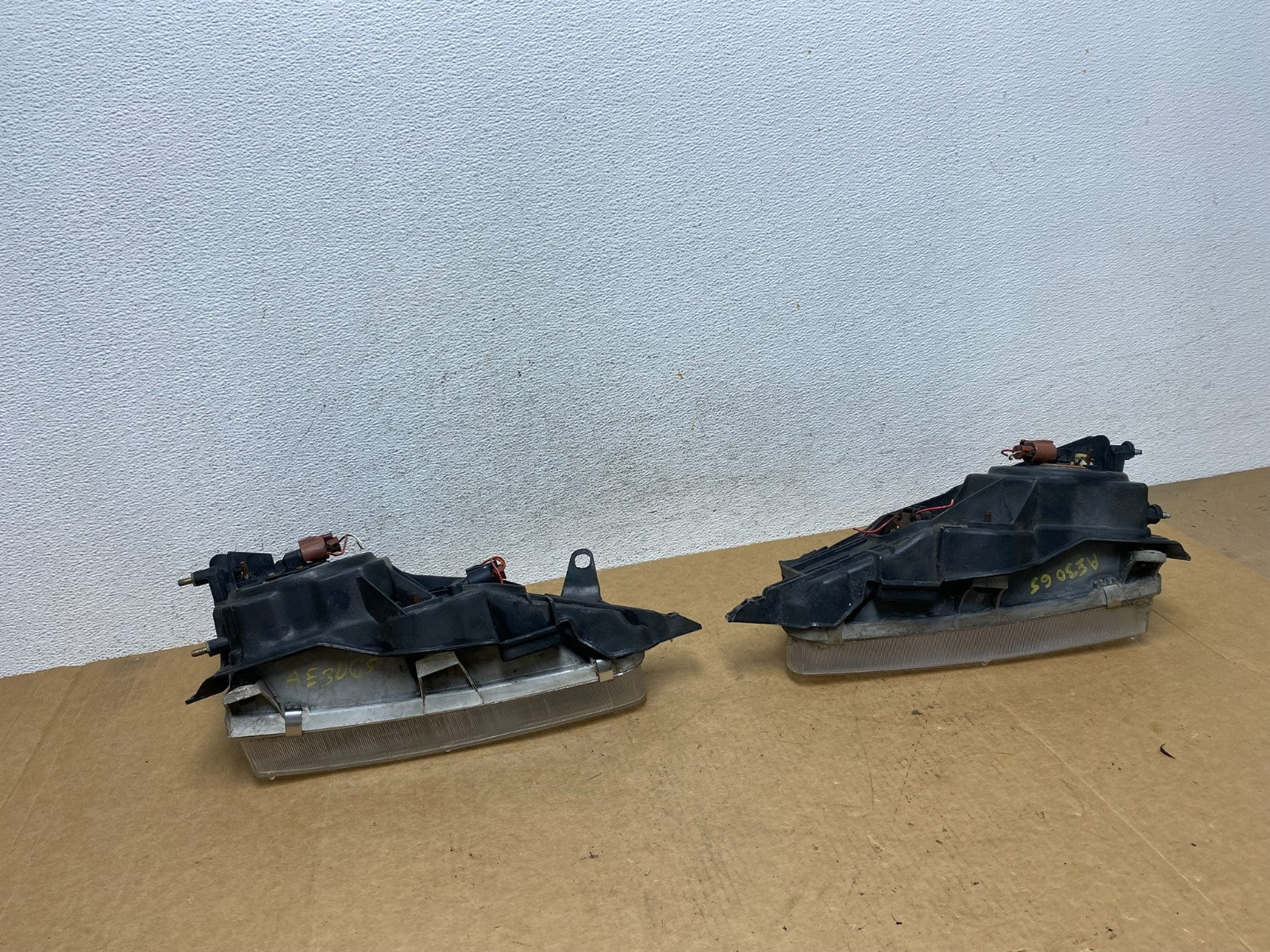 1993 to 1997 Toyota Corolla Left+Right Side Headlights AE3065 DW7