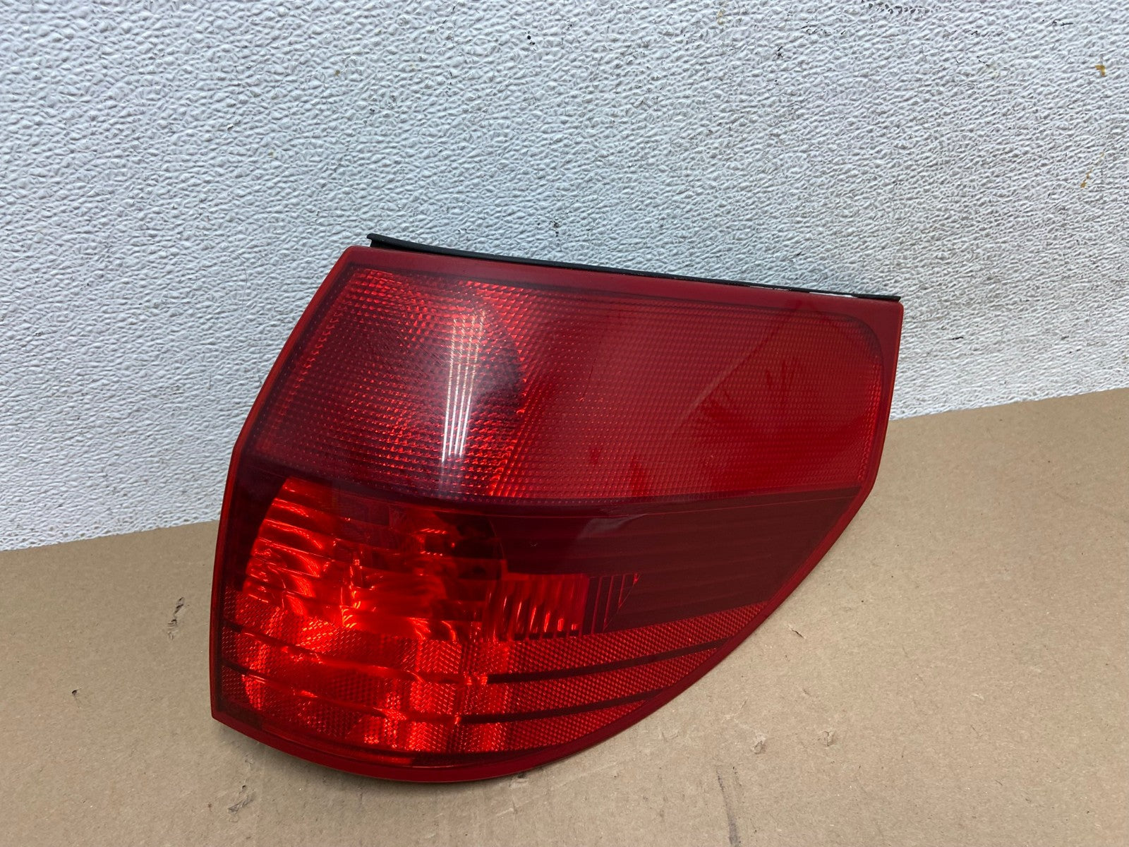 2004-2005 Toyota Sienna Right Passenger Rh Side Tail Light AE7230 LK0
