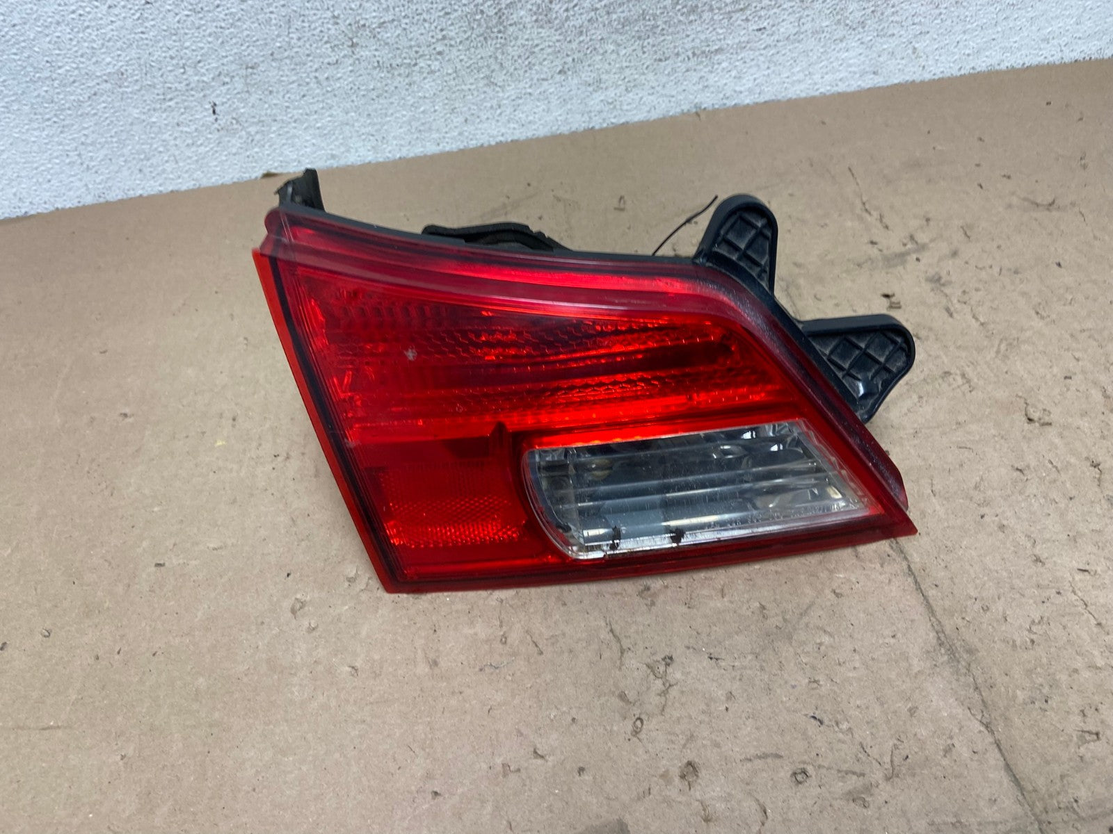 2010-2014 Subaru Outback Left Driver Lh Side Inner Tail Light AG5635 LK0