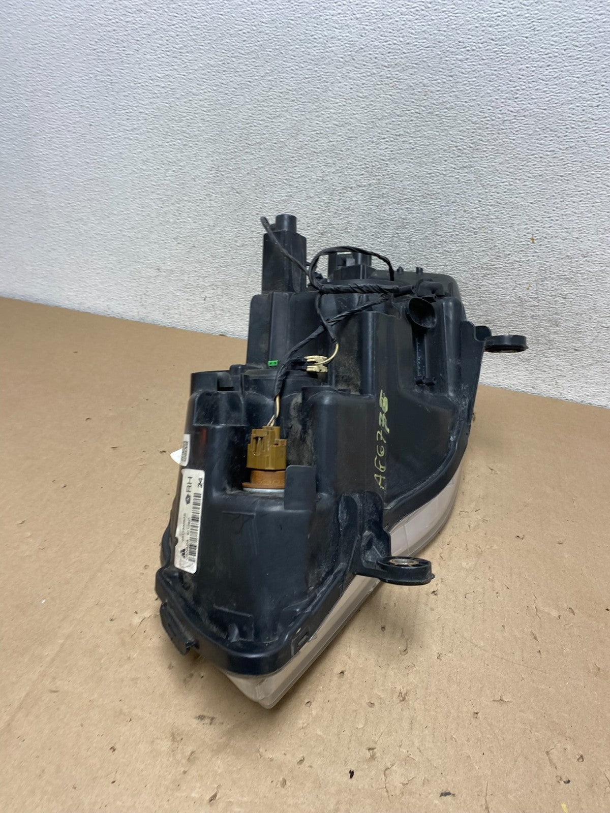 2011 to 2016 Chrysler Town and Country Right Passenger Headlight AG6776 DW9