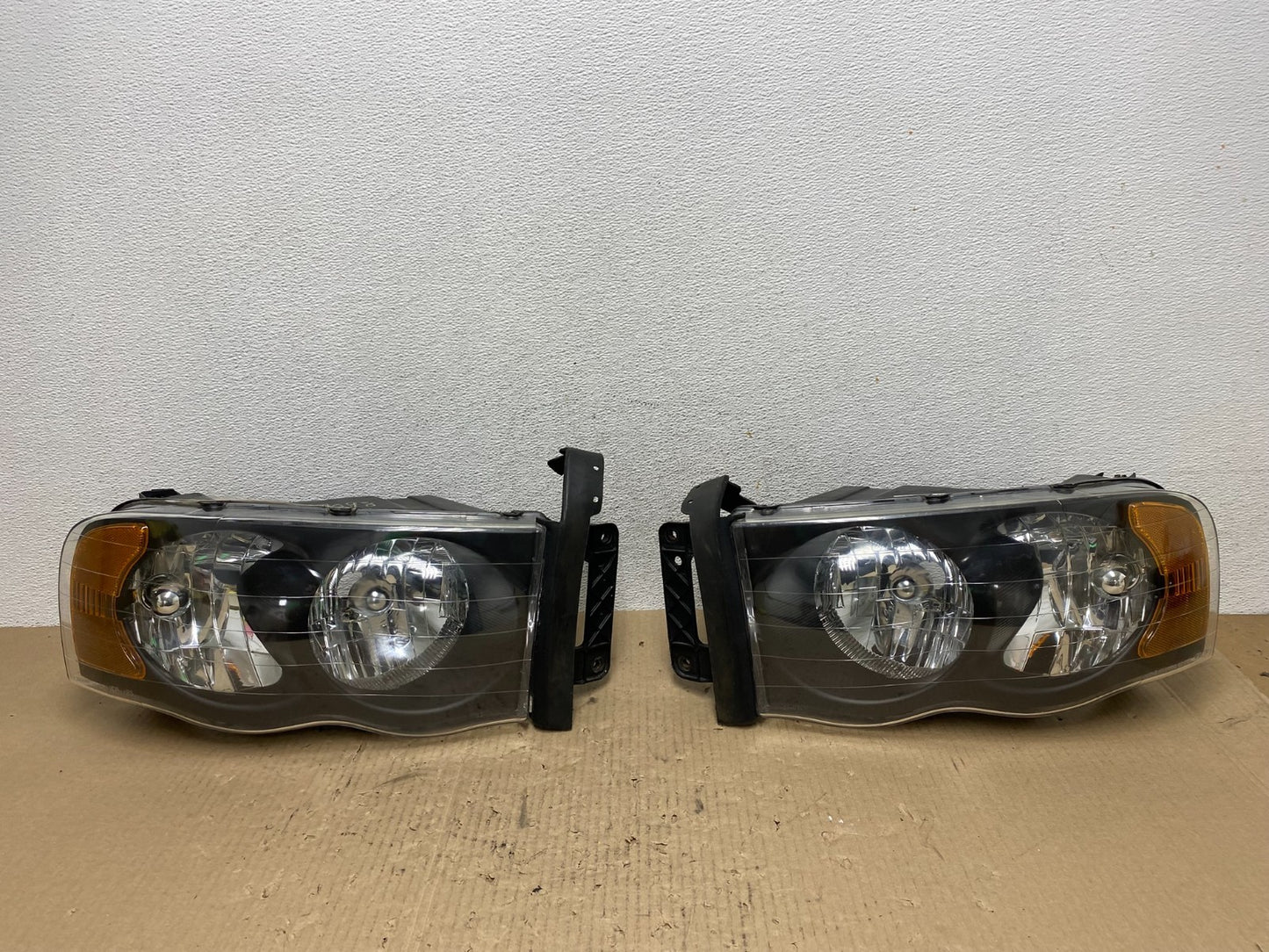 2002 to 2005 Dodge Ram Left+Right Side Halogen Headlights AE7098 DW0