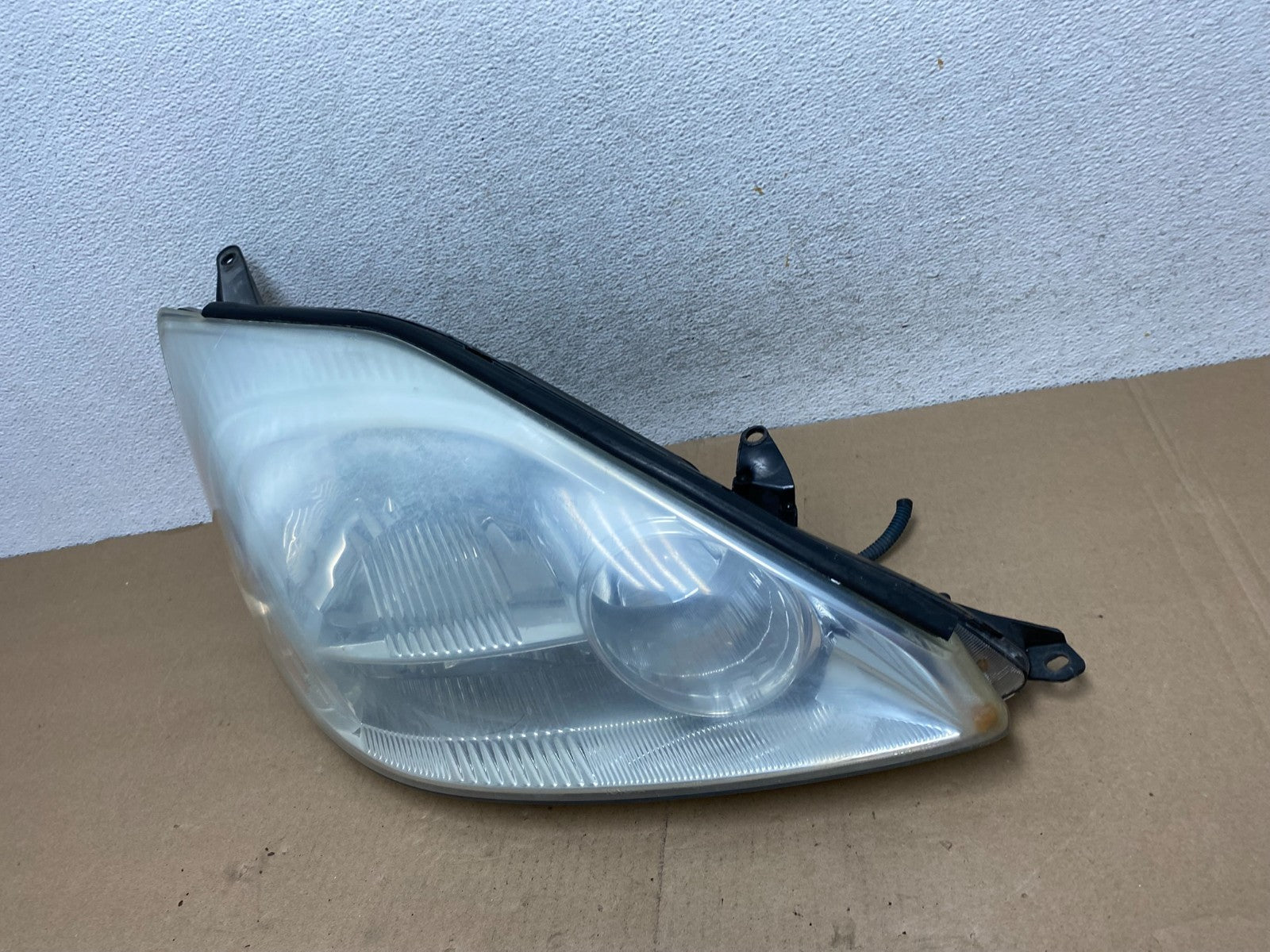 2004-2005 Toyota Sienna Right Passenger Halogen Headlight AG4560 DW1