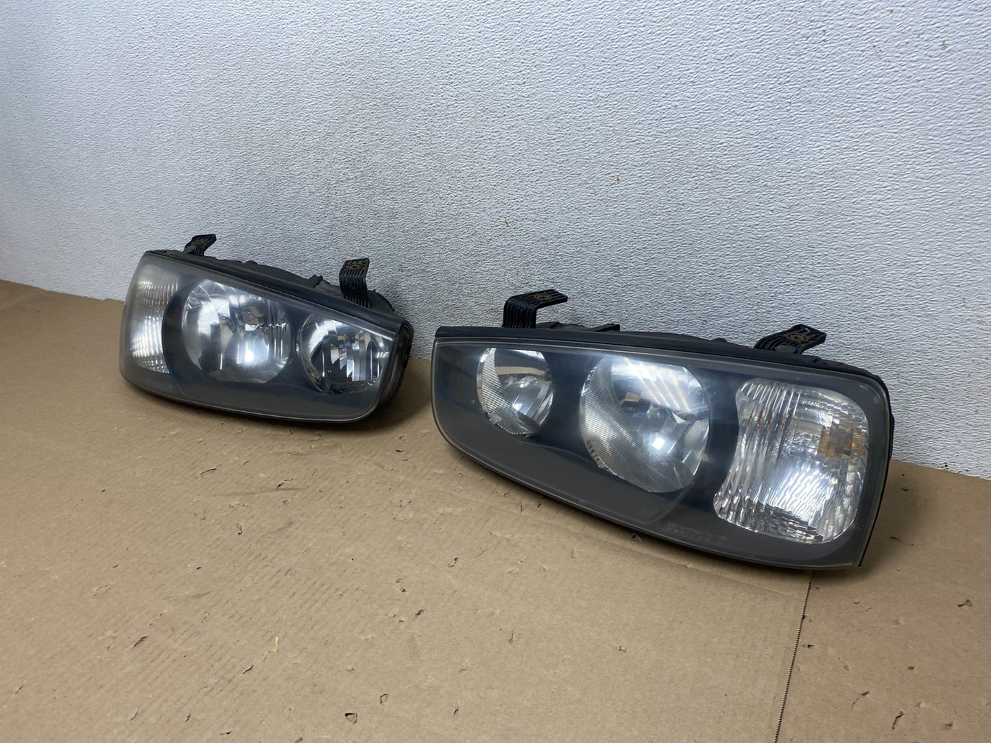 2001 2002 2003 Hyundai Elantra Left+Right Side Set Halogen Headlights AG5887 DW1