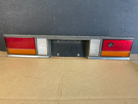 1990 Dodge Spirit Center Trunk Tail Light Lamp Lid Panel AE0804 DG0
