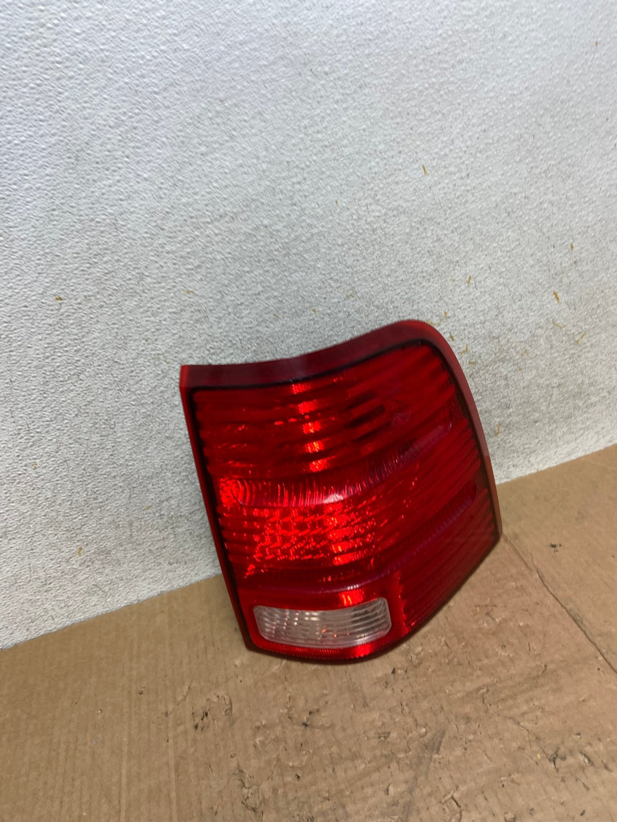 2002 to 2005 Ford Explorer Right Passenger Rh Side Tail light AI5467 LK2