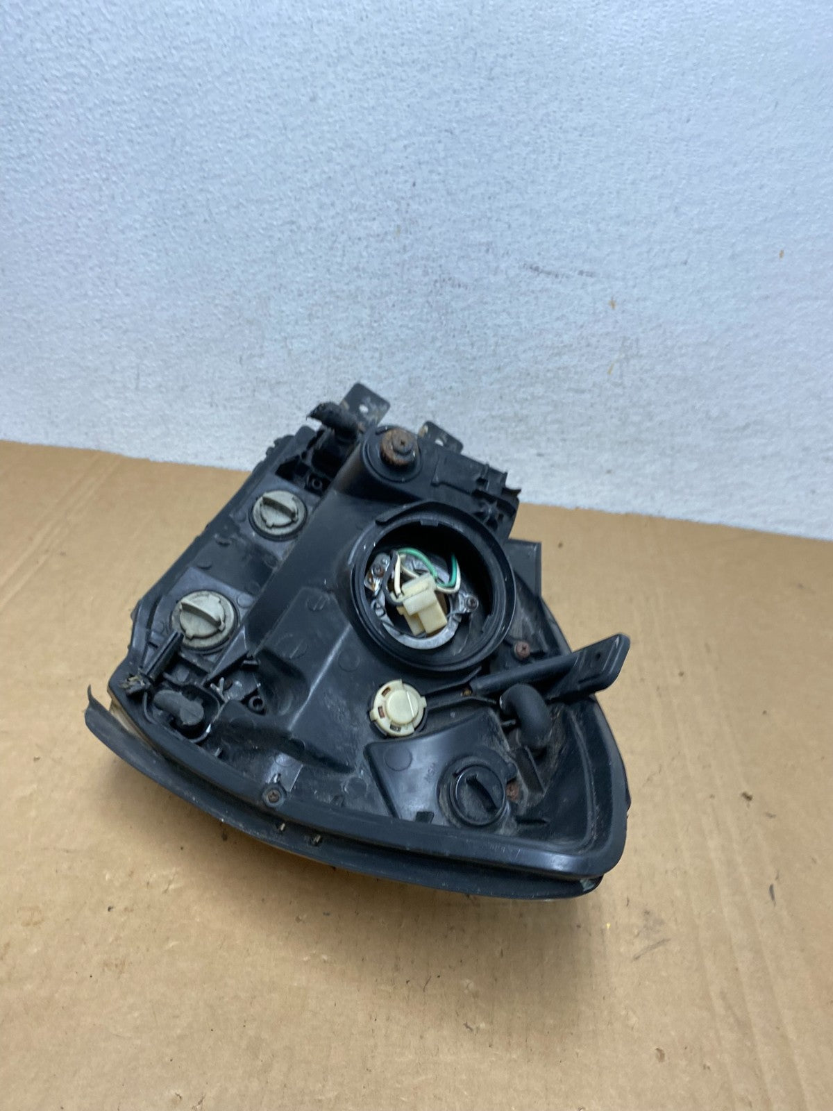 2005 to 2006 Kia Sportage Right Passenger RH Halogen Headlight AD2797 DW6