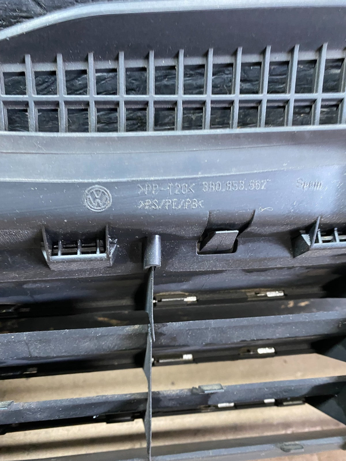 2001 to 2005 Volkswagen Passat Front Upper Grill Grille Oem s5736 DG10