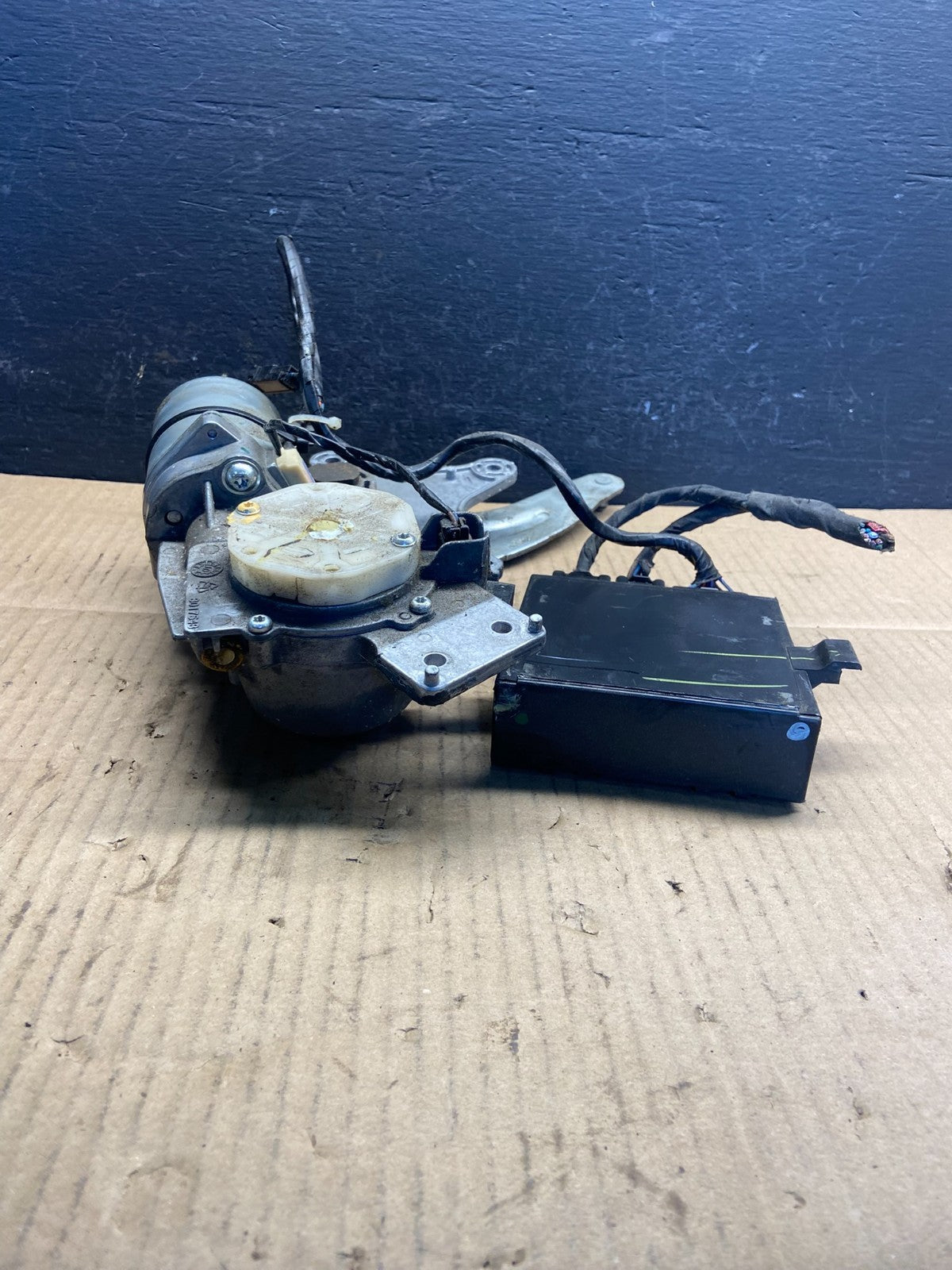2009-2012 GMC Acadia Power Motor Liftgate Tailgate Control Module AD2982 DG1