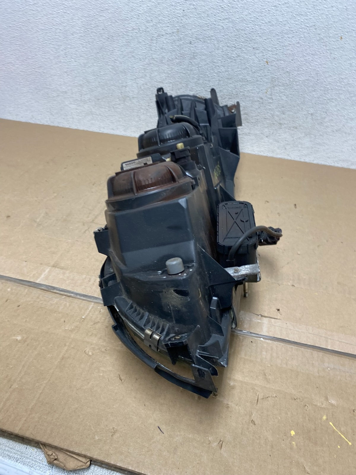 2001 to 2004 Volvo S60 Right Passenger Side Headlight Halogen AE6765 DW7