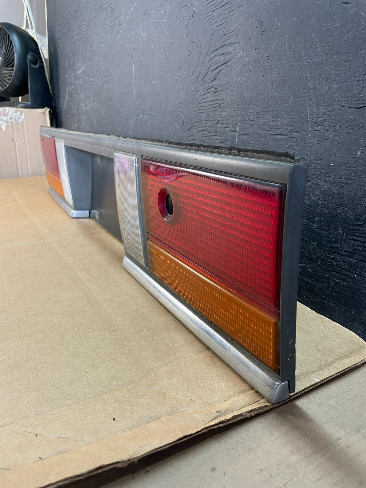 1990 Dodge Spirit Center Trunk Tail Light Lamp Lid Panel AE0804 DG1