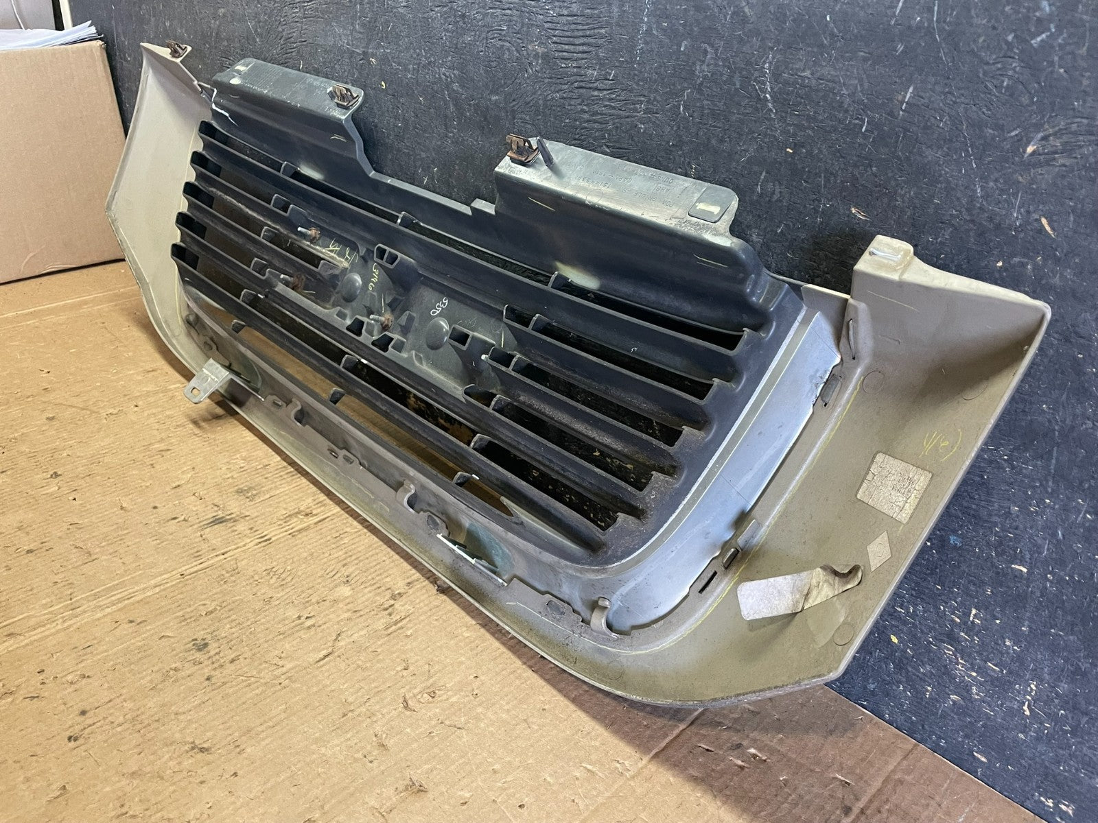 2002 to 2009 Gmc Envoy Front Upper Grill Grille OEM Z8139 DG12