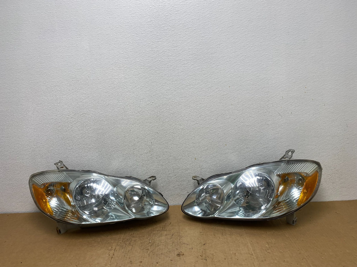 2003 to 2004 Toyota Corolla Left+Right Side Set Headlights AD0645 DW0