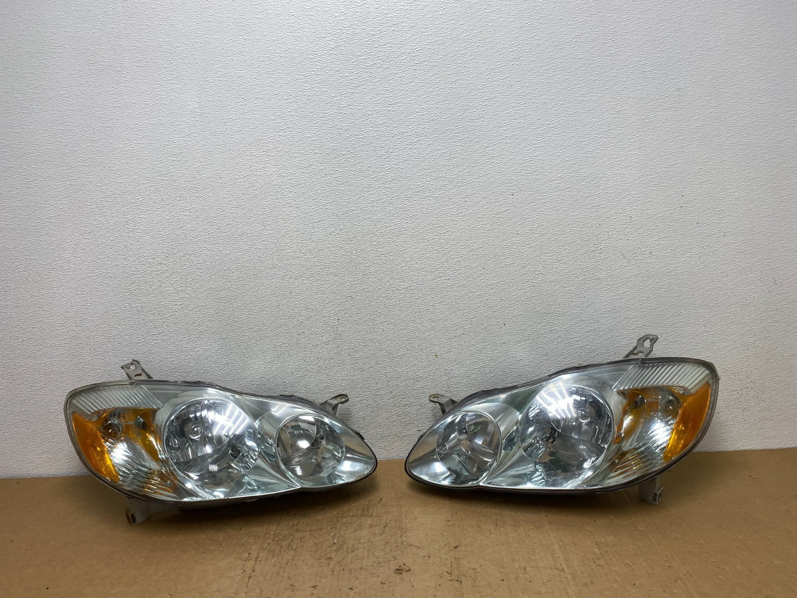 2003 to 2004 Toyota Corolla Left+Right Side Set Headlights AD0645 DW0