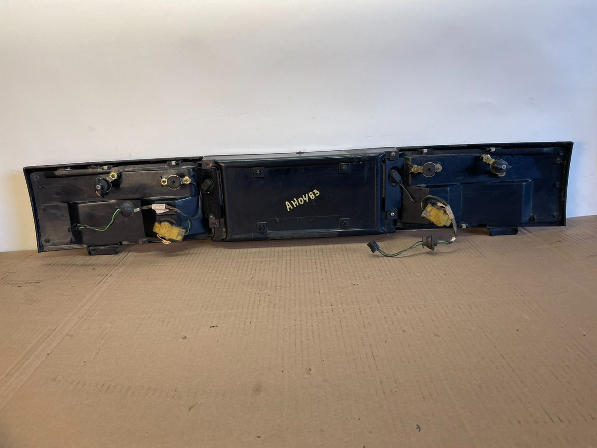 1992 1993 Chevrolet Cavalier Rear Trunk LID Center Tail Light AH0483 DG3